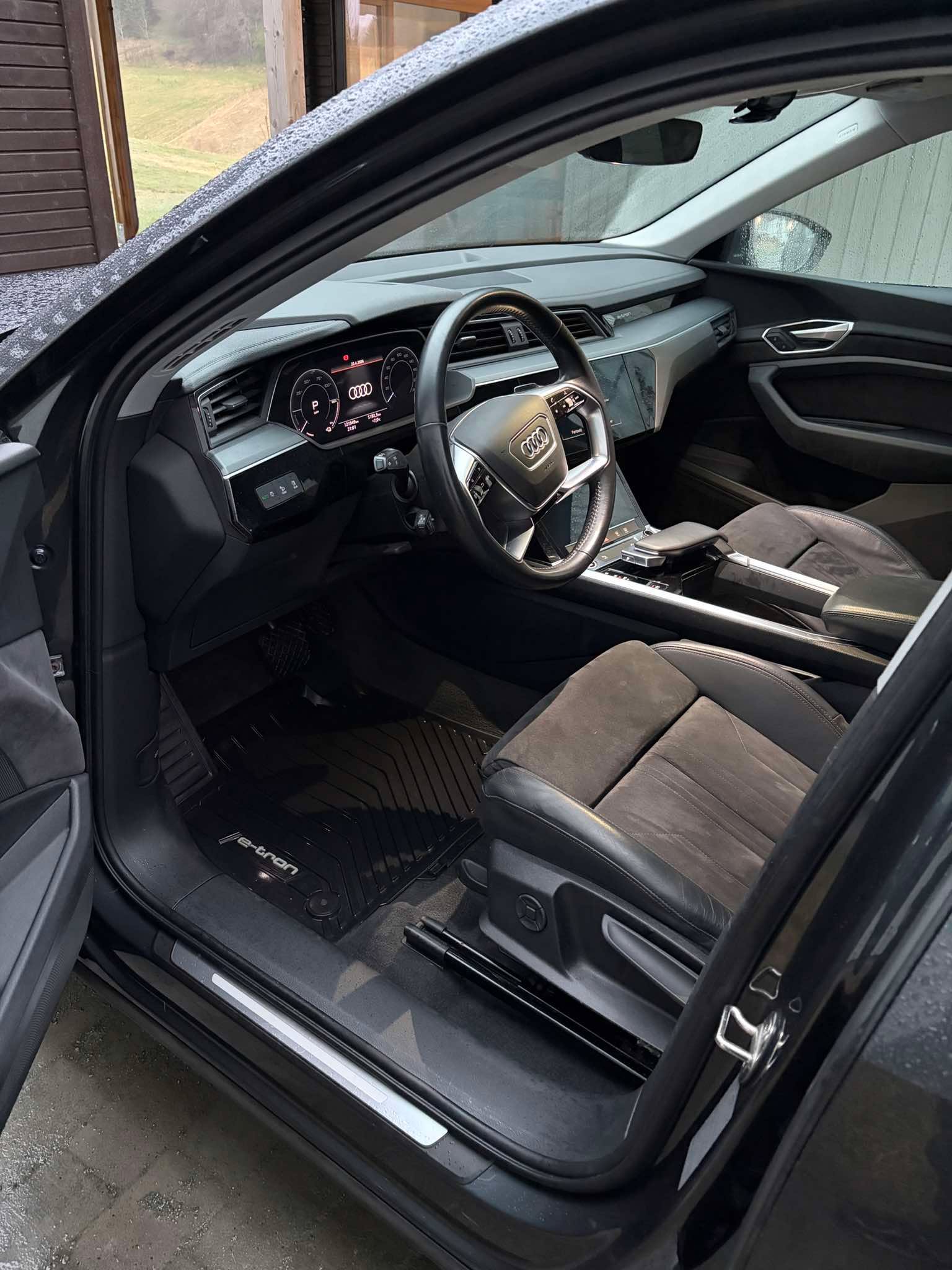 Rengjort Audi E-Tron interiør etter vask